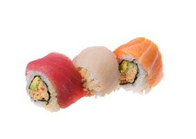 TANZUNA ROLL gehackte Garnelen und Surimi bedeckt mit dreierlei Fisch: Lachs, Thunfisch, Red Snapper mit scharfer Sauce