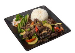 Gyu-yakiniku gebratenes Rindfleisch mit verschiedenen Gemüsen, Reis und Salatbeilage